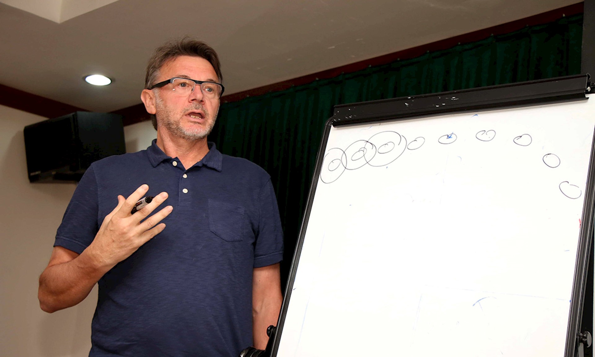 Ông Troussier trình bày kế hoạch tổng thể đưa bóng đá Việt Nam dự World Cup 2026 bên lề VCK U19 Quốc gia 2019. Ảnh: Hoàng Tùng.