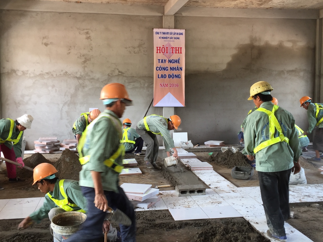 CNLĐ tham gia Hội thi Nghề xây dựng. Ảnh: Cẩm Tú