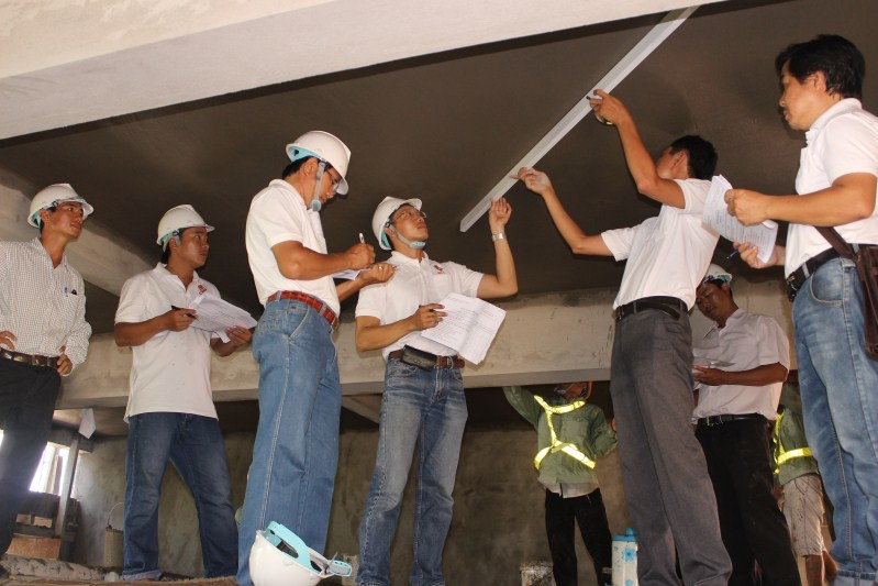 CNLĐ tham gia Hội thi Nghề xây dựng. Ảnh: Cẩm Tú