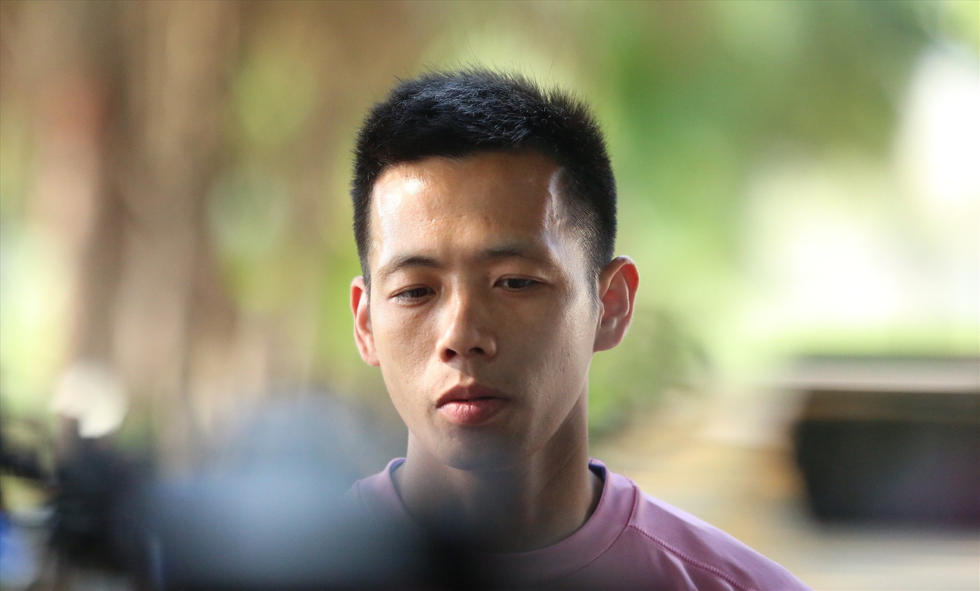 Văn Quyết trả lời phỏng vấn giới truyền thông đầu buổi tập. Đội trưởng câu lạc bộ Hà Nội mong muốn V.League 202, cúp quốc gia sớm trở lại và khán gải được vào xem khi dịch bệnh kết thúc. Ảnh: ĐÔNG ĐÔNG