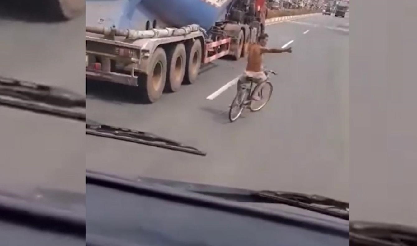 Người này đánh võng nguy hiểm ở làn xe ô tô. Ảnh cắt từ clip