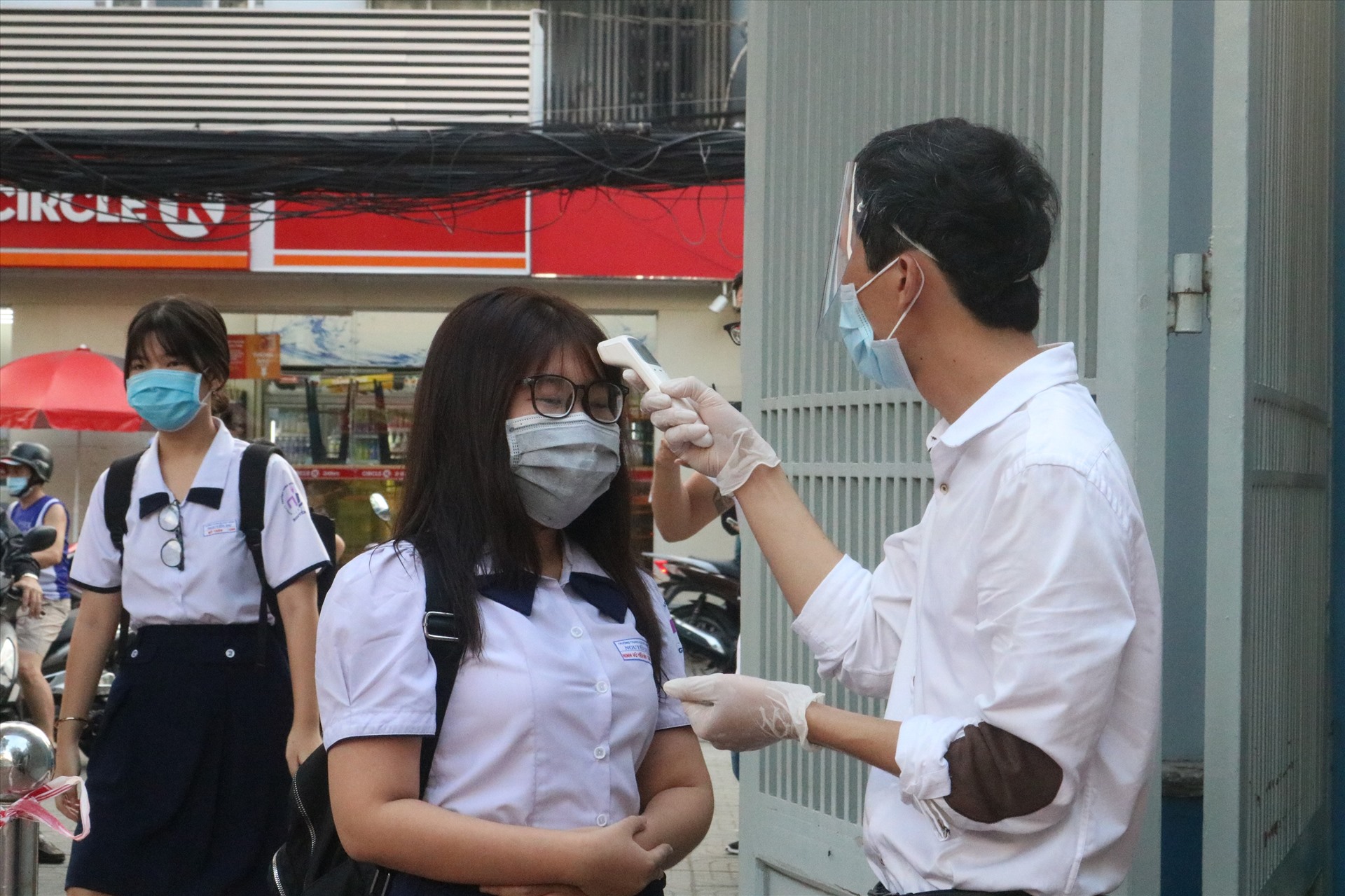 Học sinh trở lại trường trong điều kiện thời tiết nắng nóng. Ảnh: Anh Nhàn