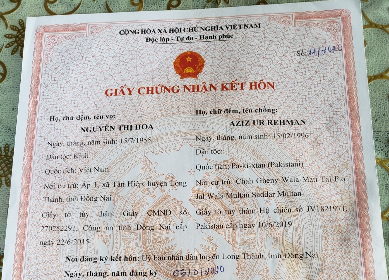 Giấy chứng nhận kết hôn của bà Hoa và người chồng ngoại quốc. Ảnh: Hà Anh Chiến