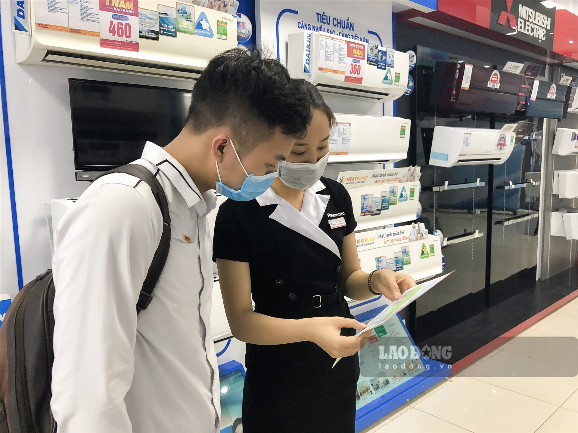 Nhiều siêu thị tung ra khuyến mãi thu hút khách hàng. Ảnh: Phan Anh