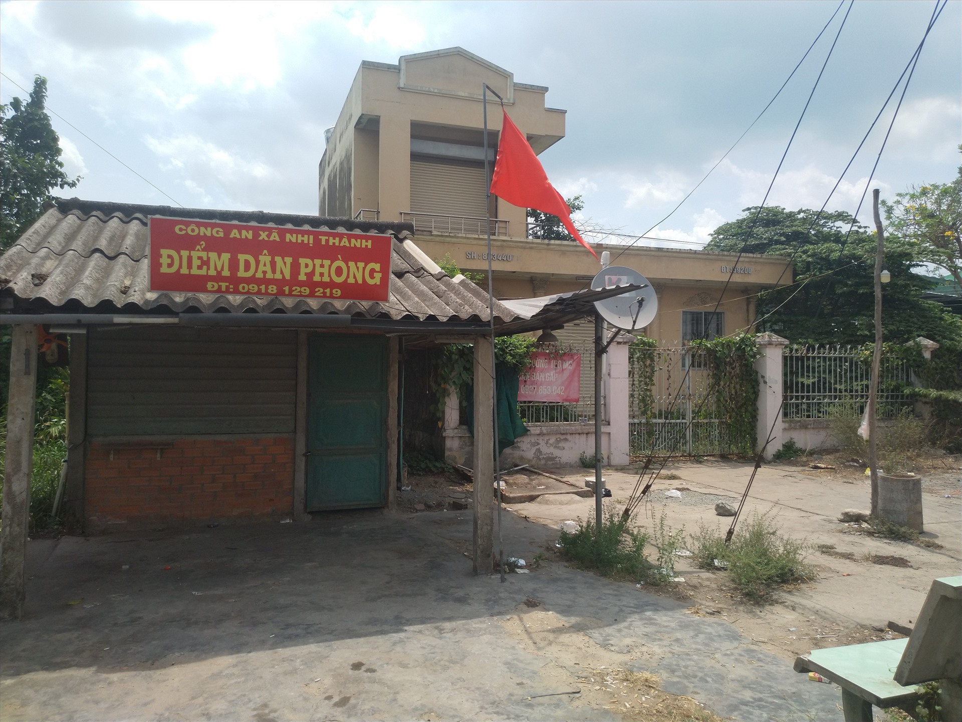 Bên cạnh bưu điện giờ đã có một chốt dân phòng. Ảnh: K.Q
