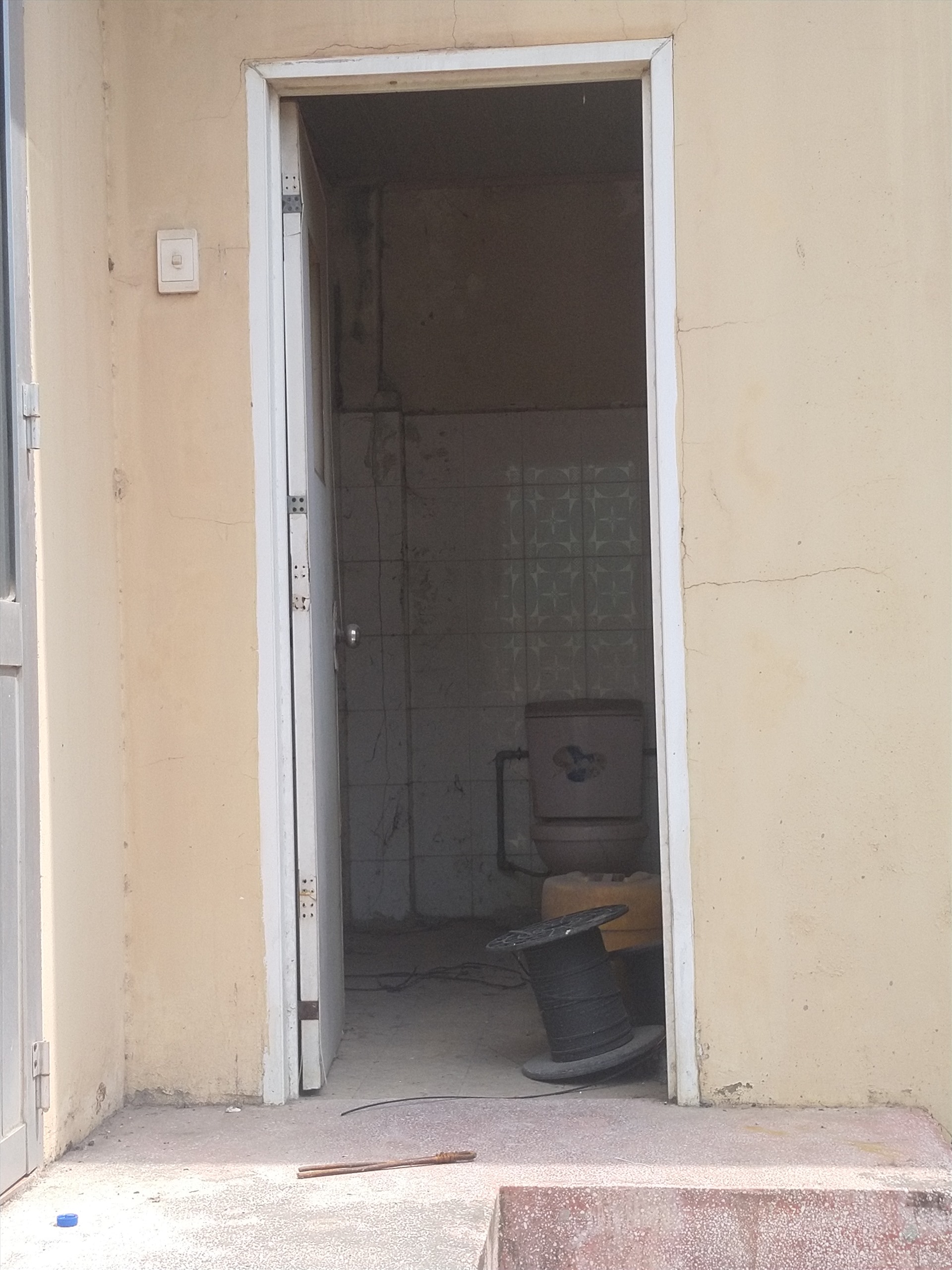 Nhà vệ sinh của bưu điện, nơi được cho là nghi phạm đã vệ sinh, rửa ráy sau khi gây án. Ảnh: K.Q