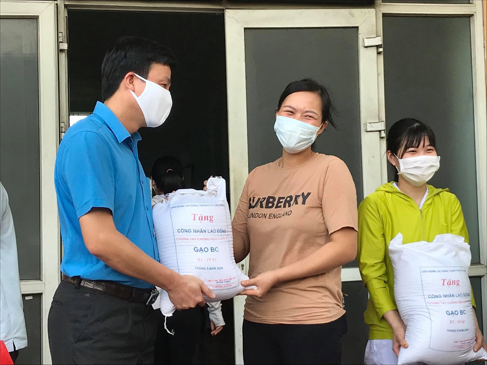 Người lao động vui mừng đón nhận phần quà ý nghĩa từ tổ chức Công đoàn. Ảnh Mai Dung