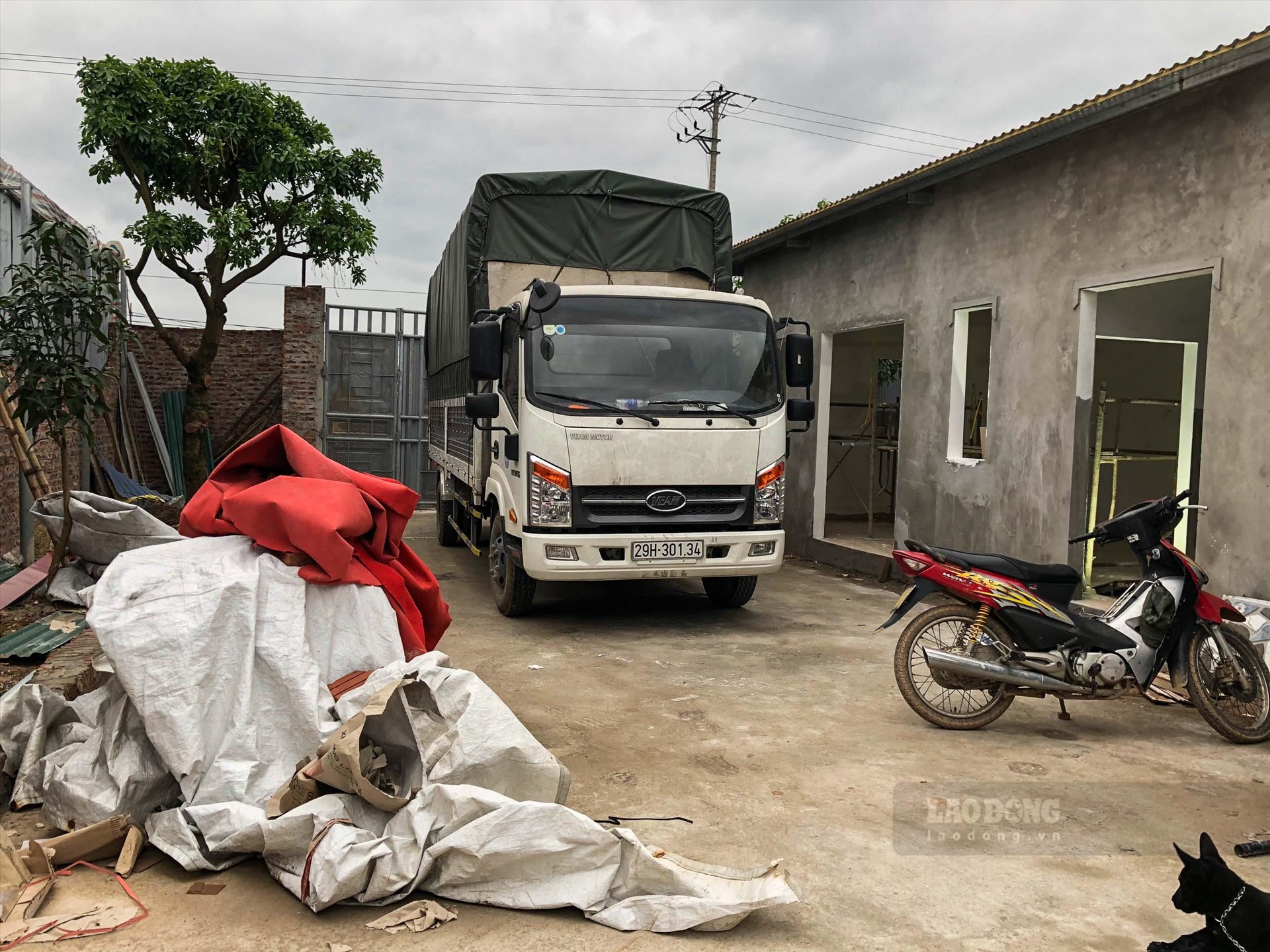 Trong vai người có nhu cầu thuê nhà xưởng để làm kho lạnh bảo quản rau củ quả, phóng viên tìm đến nhà xưởng của ông Thuỷ (một người dân địa phương). Theo quan sát, nhà xưởng của ông Thuỷ đang trong quá trình hoàn thiện, trong đó có các hạng mục được xây dựng kiên cố bằng bê tông như nhà ở, công trình phụ, giếng khoan, khu chăn nuôi gà, vịt và lò ấp.