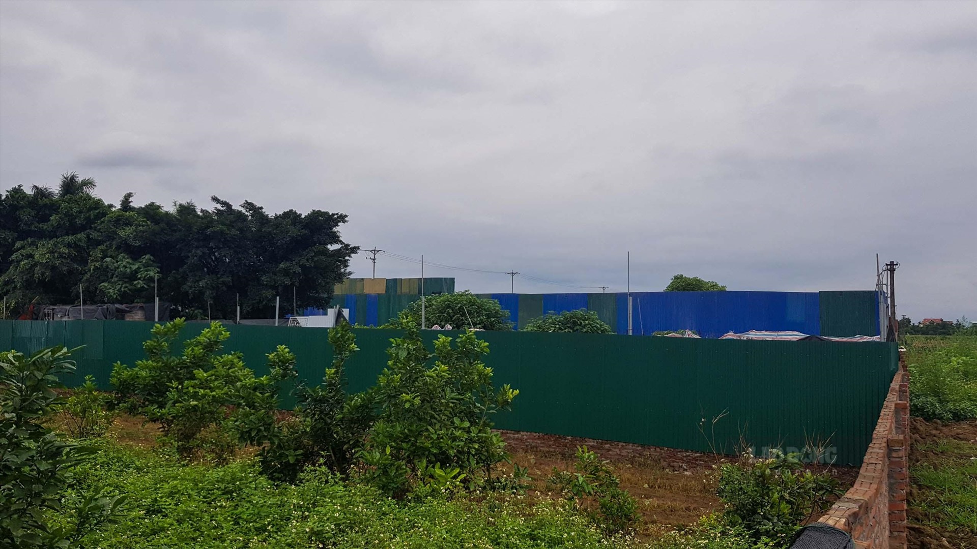 Bà K.H (một người dân ở thôn 1 Phương Bảng) cho Lao Động biết, đất nông nghiệp ở thôn Phương Bảng chủ yếu trồng rau xanh, cung cấp cho nội thành Hà Nội. Nhưng sau đó, một số hộ dân ngang nhiên dựng nhà xưởng sản xuất trái phép. Một nhà làm được thì nhiều nhà cũng làm được, thấy vậy họ cứ dựng xưởng lên ồ ạt, tình trạng đó diễn ra suốt hai năm nay nhưng chưa có công trình nào bị phá dỡ hay xử phạt”