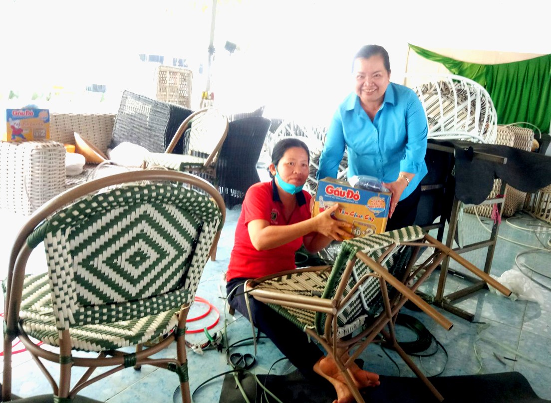 Cán bộ Công đoàn đến tận nơi trao quà cho đoàn viên. Ảnh: LT