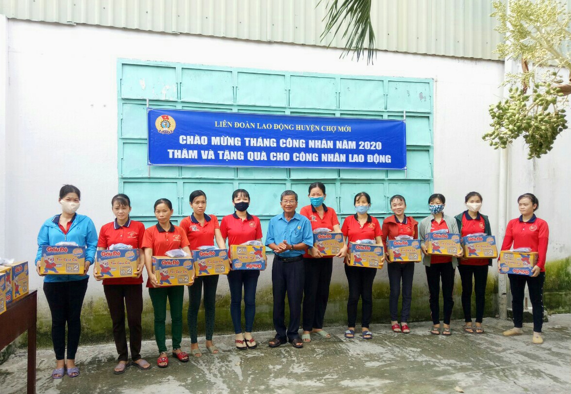 LĐLĐ huyện Chợ Mới tặng quà cho đoàn viên, công nhân lao động. Ảnh: LT
