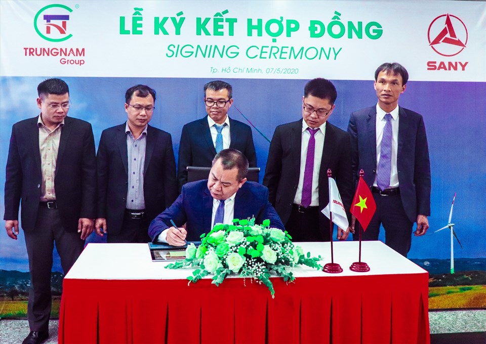Ông Nguyễn Tâm Tiến – Tổng giám đốc Trung Nam Group ký hợp đồng thông qua hình thức trực tuyến tại lễ ký kết. Ông Nguyễn Tâm Tiến – Tổng giám đốc Trung Nam Group ký hợp đồng thông qua hình thức trực tuyến tại lễ ký kết.