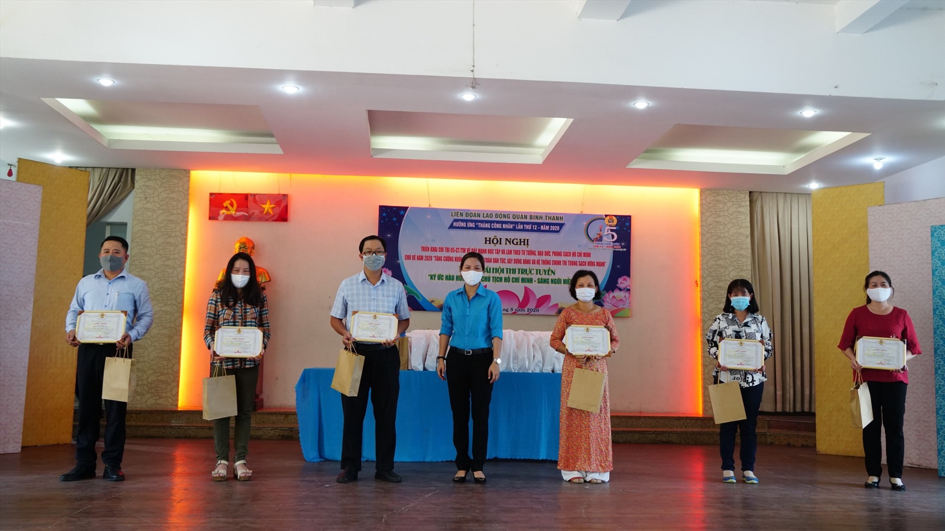 Trao giải tại hội thi. Ảnh LĐLĐ quận cung cấp.