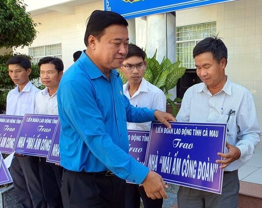 Chủ tịch LĐLĐ Cà Mau Võ Thanh Tòng trao tượng trưng mái ấm công đoàn cho công nhân lao động khó khăn về nhà ở (ảnh Nhật Hồ)