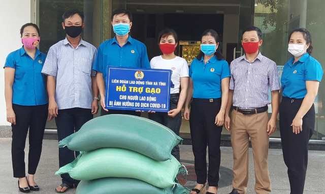 Đại diện LĐLĐ Hà Tĩnh cấp, phát gạo cho các đơn vị để chuyển đến người lao động khó khăn bị ảnh hưởng bởi dịch COVID-19.