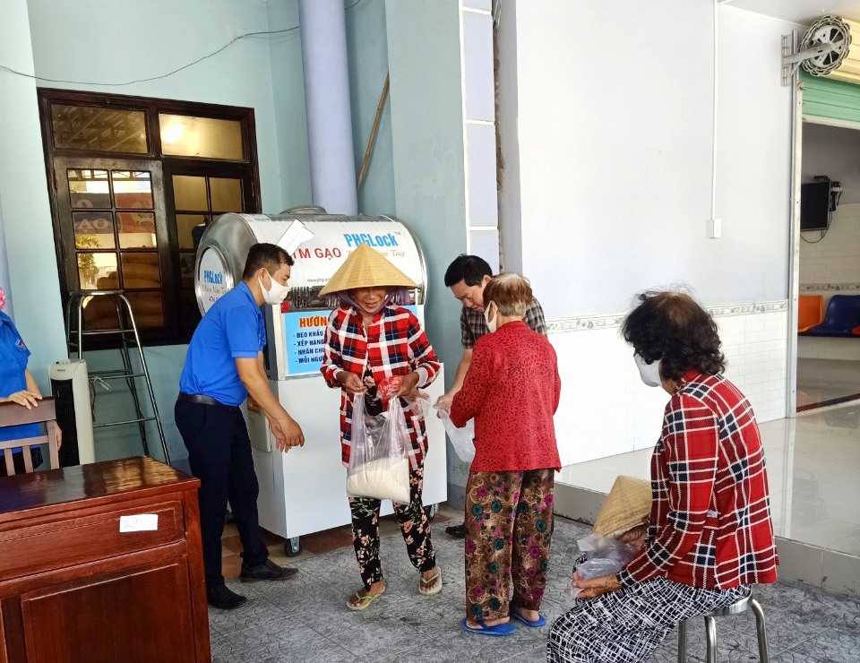 Hoạt động thùng gạo thiện nguyện tại thị trấn An Thới. Ảnh: LT