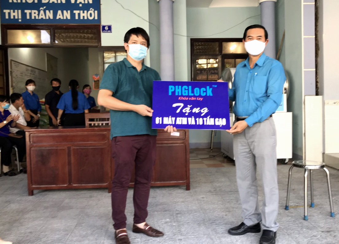 Toàn bộ chi phí và gạo do các nhà hảo tâm đóng góp. Ảnh: LT