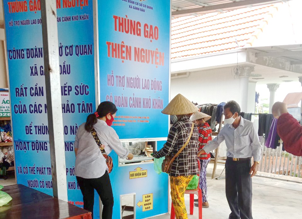 Thùng gạo thiện nguyện tại xã Gành Dầu. Ảnh: LT