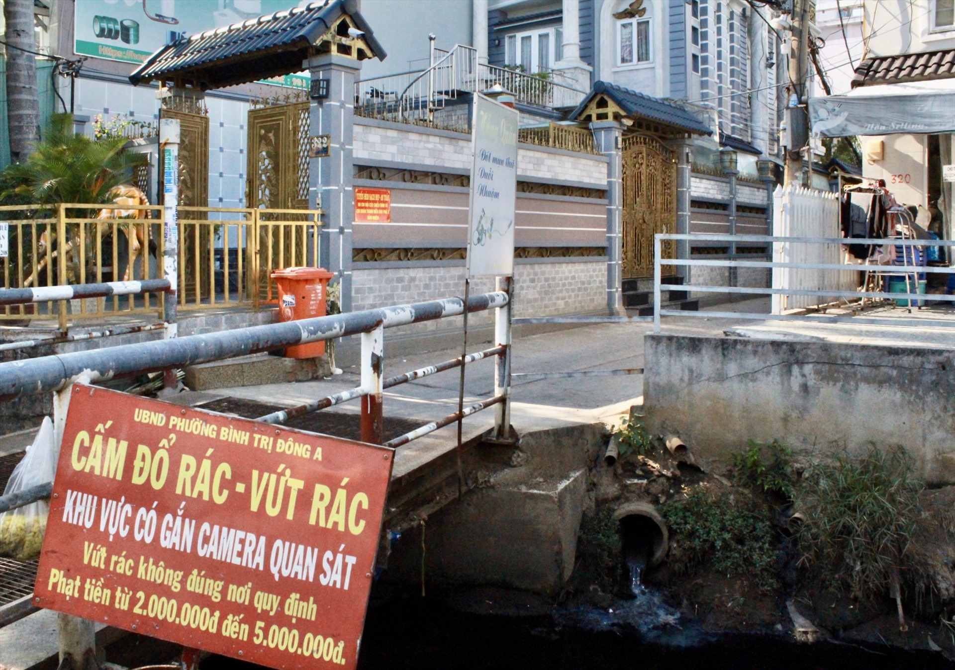 Nhiều đoạn được dựng hàng rào cây xanh hoặc làm vườn cây kiểng nhưng vẫn không ngăn được rác và xà bần đổ trộm