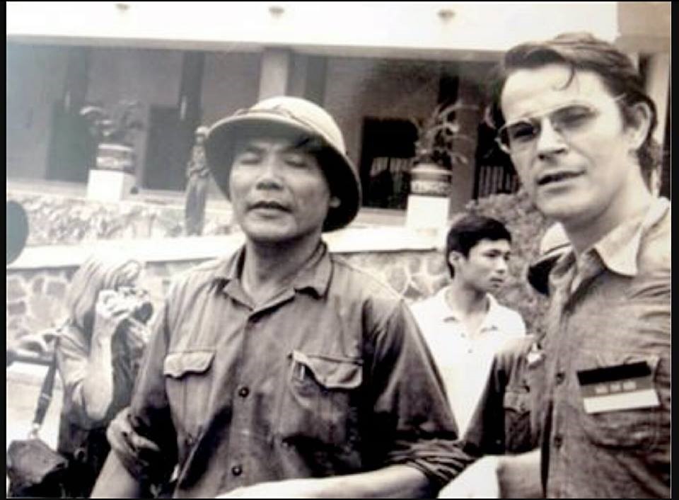 Chính ủy Bùi Văn Tùng và nhà báo Borries Gallasch tại sân Dinh Độc Lập trưa 30.4.1975 (ảnh tư liệu).