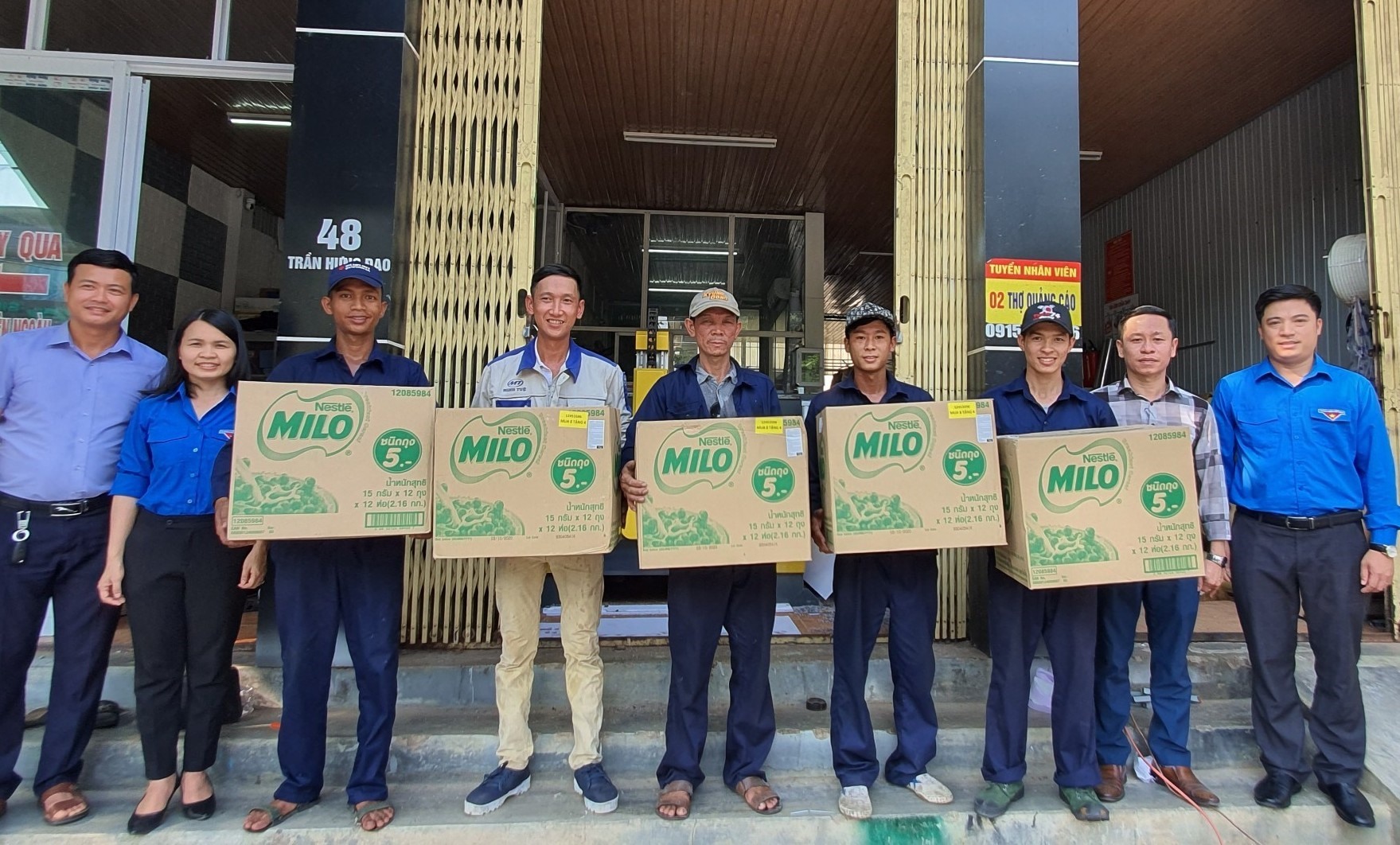 Thanh niên là người lao động có hoàn cảnh khó khăn ảnh hưởng bởi dịch COVID-19 được nhận quà. Ảnh: Khánh Chi.