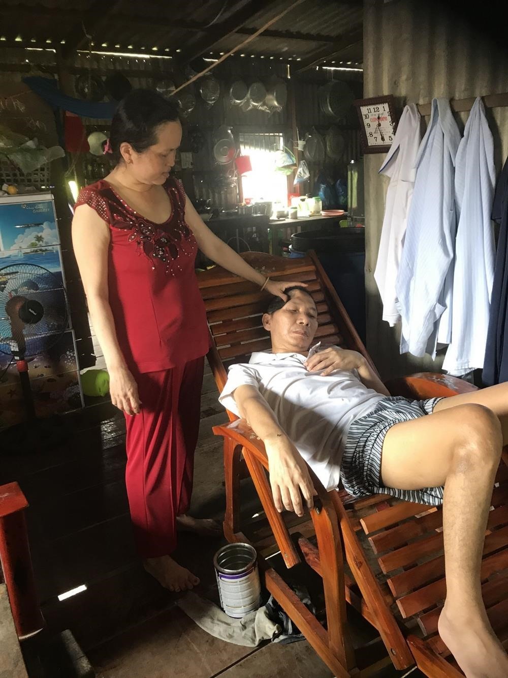 Anh Trương Thanh Hồng nửa tỉnh nử mê, nằm một chỗ nên vợ, con và cha già 73 tuổi thay phiên chăm sóc. Ảnh: Thành Nhân