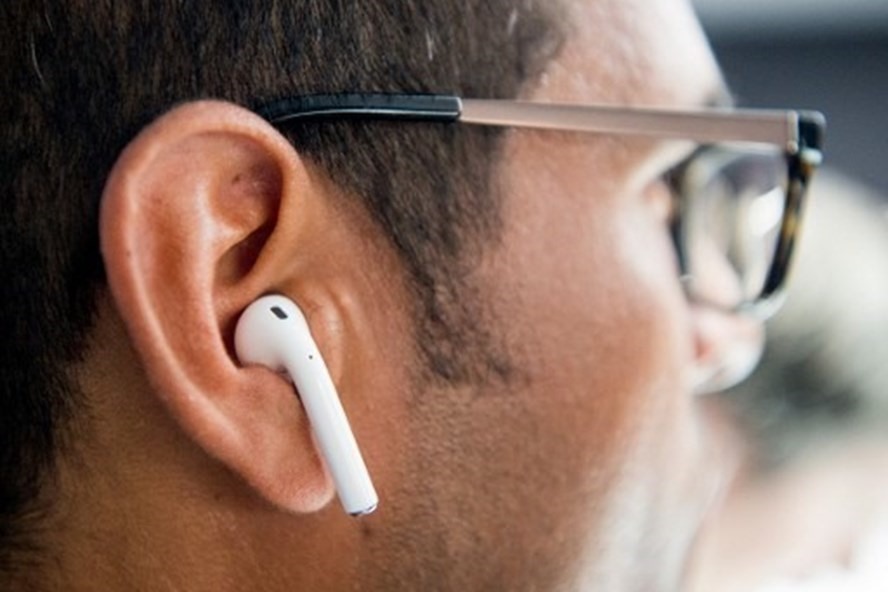 Apple sản xuất hàng triệu AirPods “made in Vietnam” trong quý này. Ảnh: AFP.