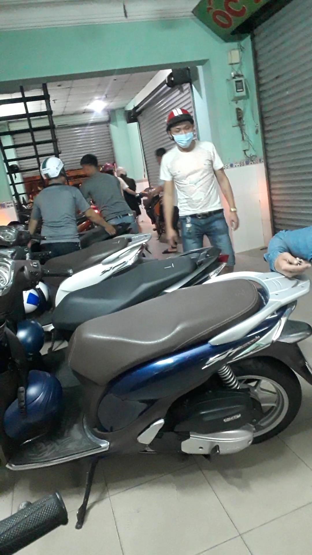 Bên ngoài quán đóng cửa nhưng bên trong luôn có khách nhộn nhịp. Ảnh: Nam Hiệp