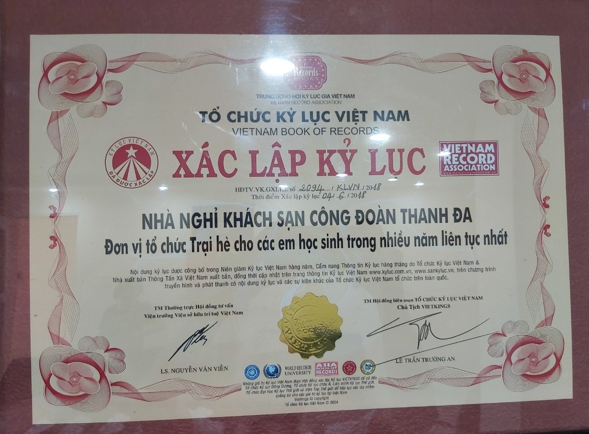 Bằng chứng nhận là “Đơn vị tổ chức trại hè cho các em học sinh trong nhiều năm liên tục nhất” của tổ chức kỷ lục Việt Nam cho Nhà nghỉ, khách sạn Công đoàn Thanh Đa. Ảnh Nam Dương