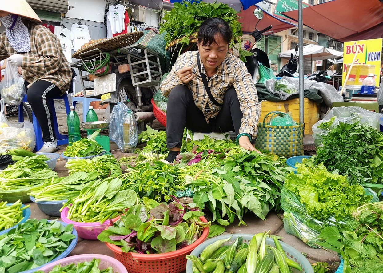 Lợi dùng nhiều người mua thiếu thông tin, một số tiểu thương vẫn bán rau với giá cao hơn. Ảnh: Khánh Vũ