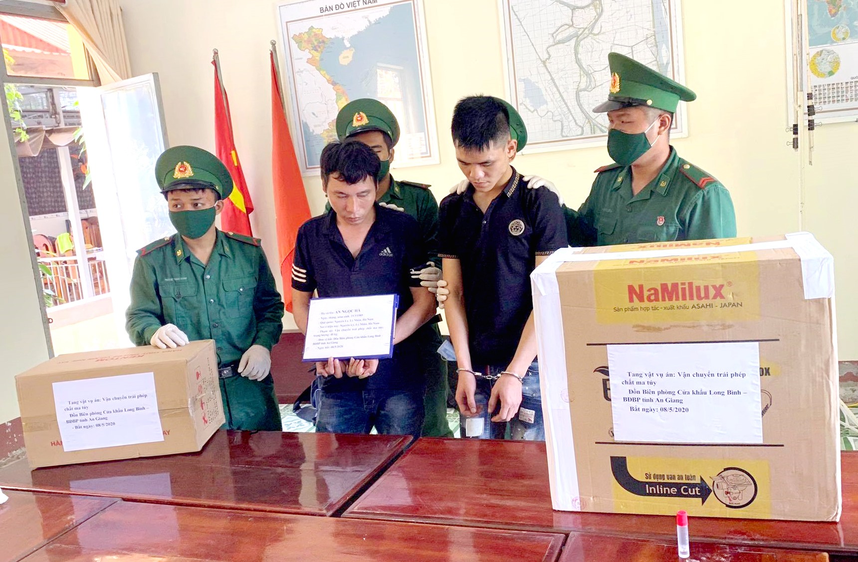Hai đối tượng An Ngọc Hòa và Nguyễn Văn Tài tại cơ quan Biên phòng. Ảnh: TM