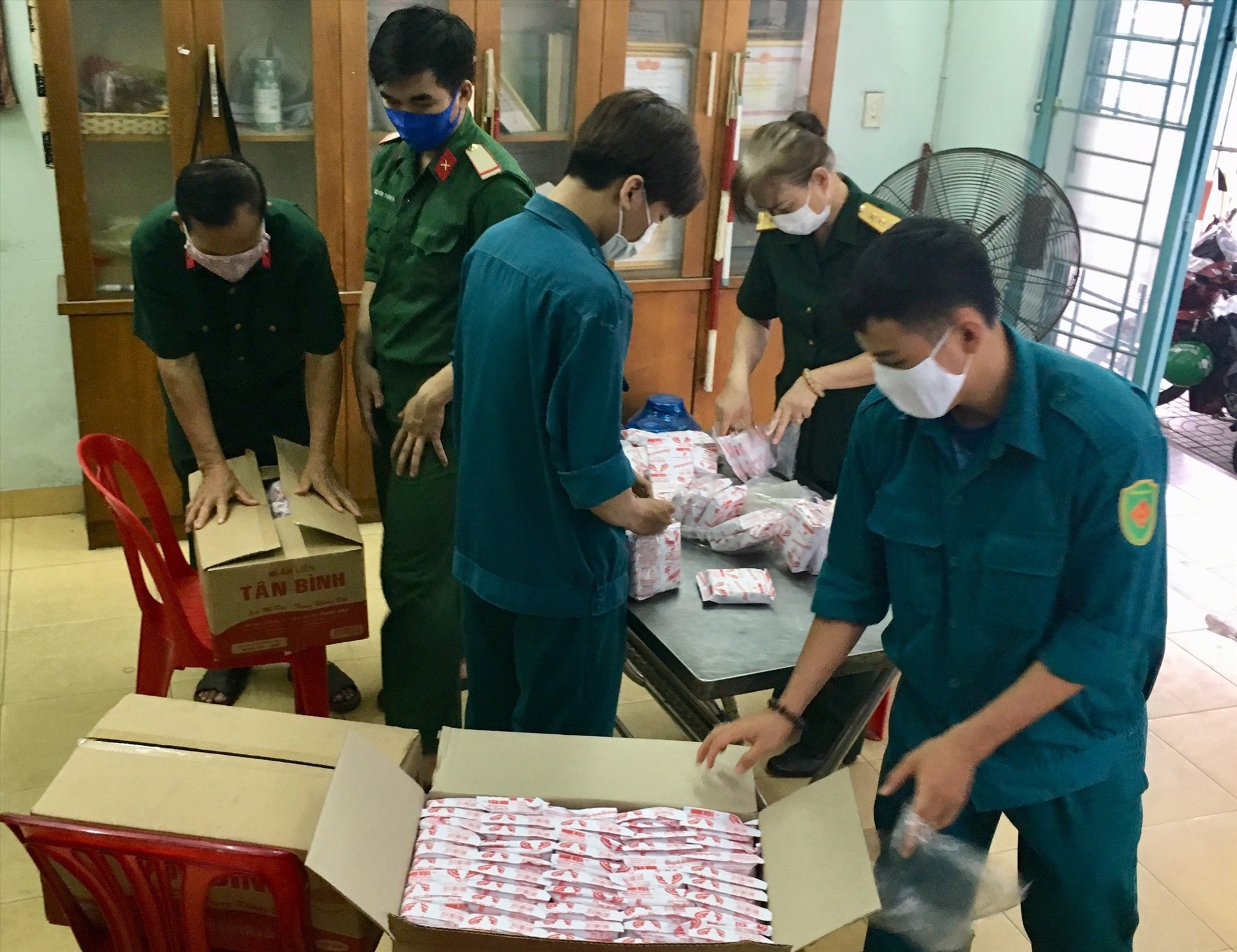 Chuẩn bị mì để trao cho người dân khó khăn trên địa bàn. Ảnh: Minh Khang