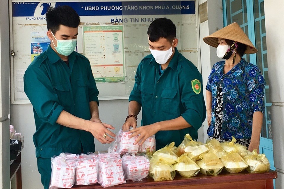 Tuổi trẻ lực lượng dân quân chi nhau từng tốp phát cơm, mì miễn phí cho bà con. Ảnh :Minh Khang Tuổi trẻ lực lượng dân quân chi nhau từng tốp phát cơm, mì miễn phí cho bà con. Ảnh :Minh Khang