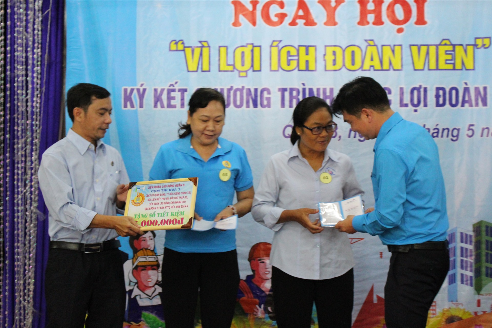 Đại diện LĐLĐ Quận 8 tặng quà cho các CNLĐ có hoàn cảnh khó khăn. Ảnh Đức Long