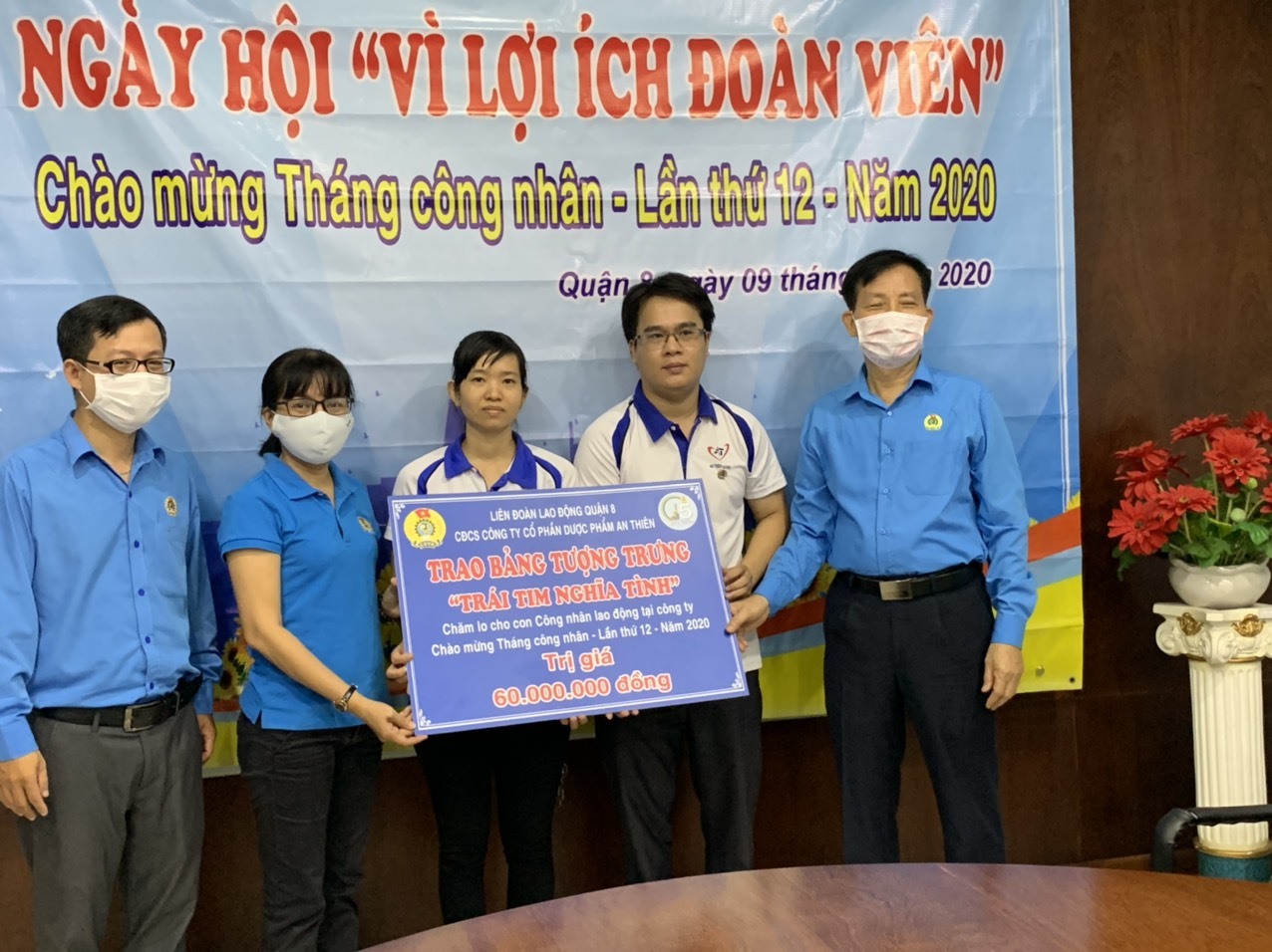 CĐCS Công ty CP DP An Thiên đã trao 60 triệu đồng hỗ trợ con đoàn viên phải mổ tim. Ảnh Đức Long