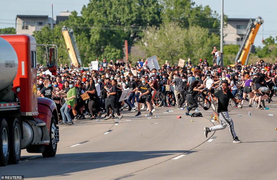 Tài xế đâm xe tải vào người biểu tình ở Minneapolis, Mỹ. Ảnh: Reuters.