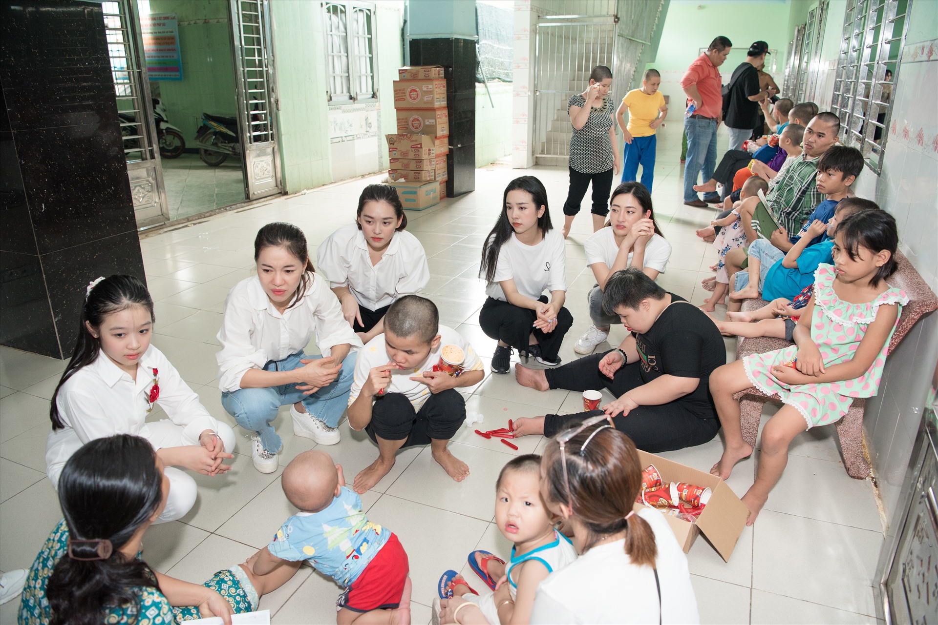 Các người đẹp tặng quà và có những hoạt động ý nghĩa bên các em nhỏ. Ảnh: Sen vàng.