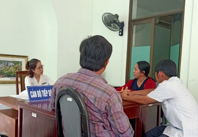 Các hộ dân tại trụ sở Ban tiếp công dân TP.Cần Thơ vào sáng 1.6. Ảnh: Tr.L.