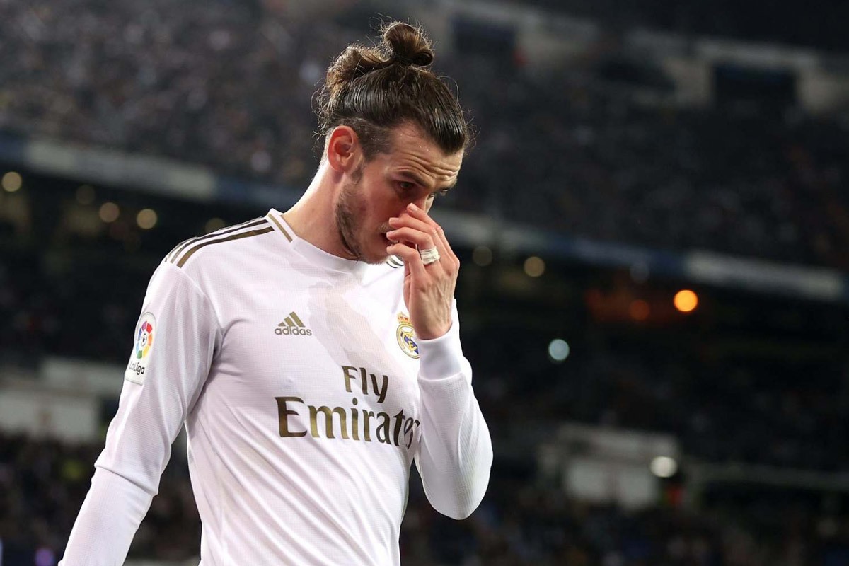Phản ứng của Gareth Bale trước sự chế giễu của fan. Ảnh: Getty