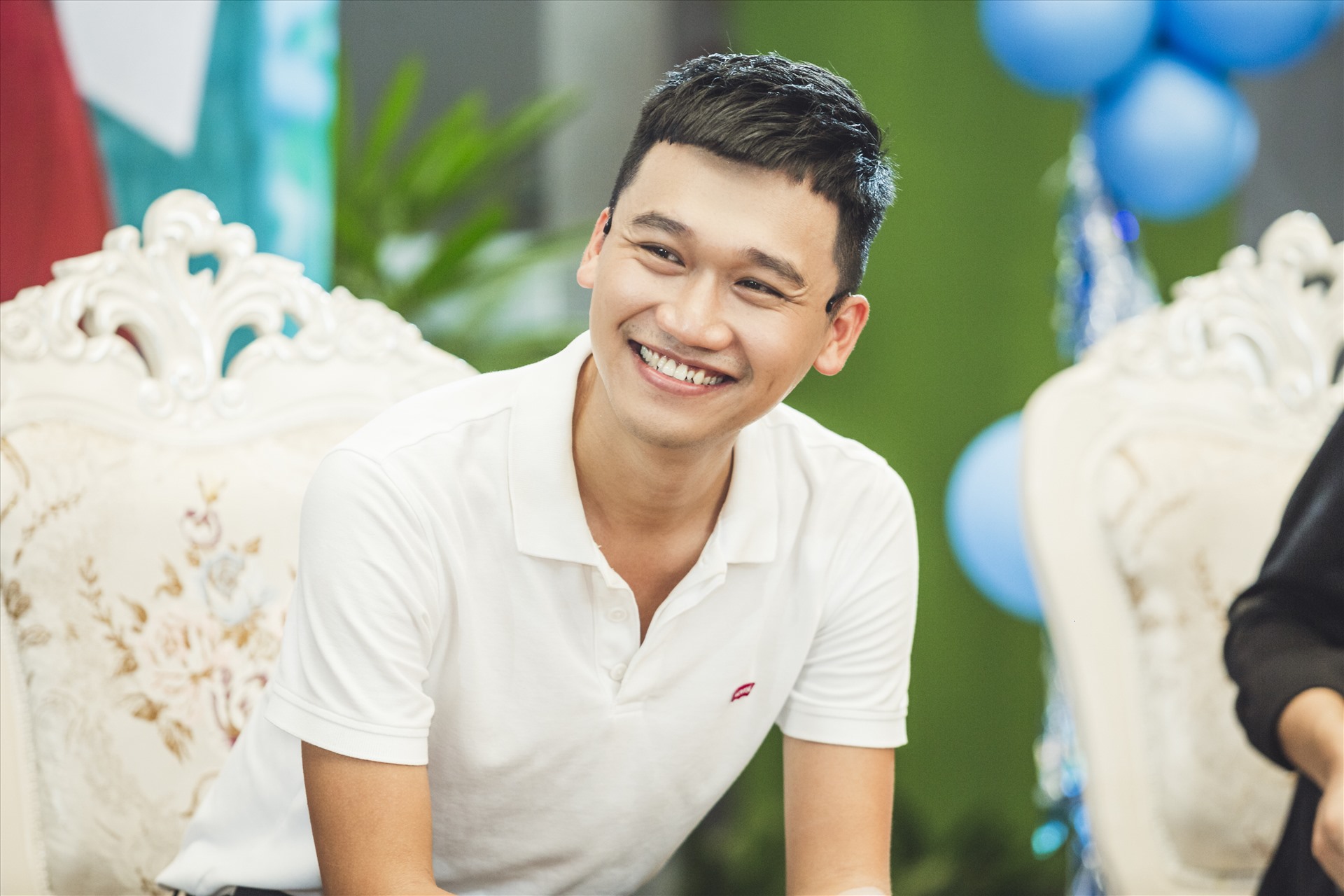 Xuân Nghị được khán giả biết đến anh nhiều hơn sau vai diễn Mr Cần Trô và đặc biệt là vai diễn Cao Minh Bách (Trong nhà trọ Balanha). Xuân Nghị xuất hiện với vẻ ngoại hình mới đầy trẻ trung. Ảnh: BTC.