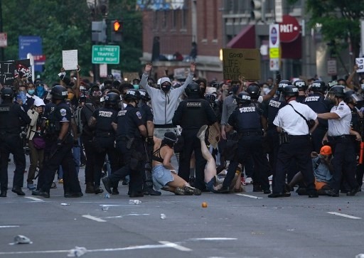 Đụng độ giữa cảnh sát và người biểu tình ở thủ đô Washington DC ngày 31.5. Ảnh: AFP