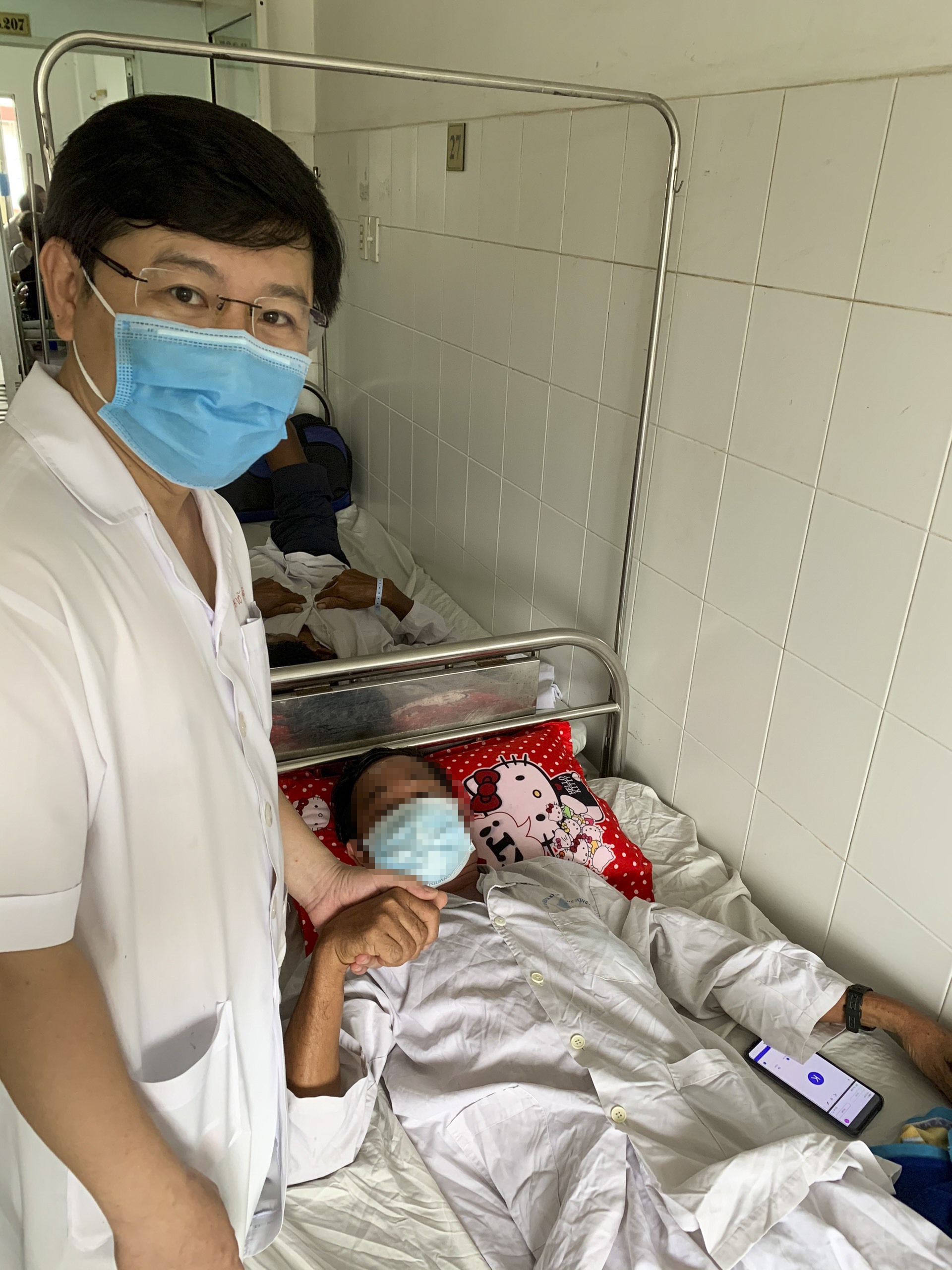 Bác sĩ thăm khám bệnh nhân sau phẩu thuật. Ảnh: BV cung cấp