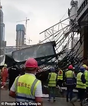 Một vài hình ảnh về vụ sập cần cẩu xuống đường phố đông đúc ở Vũ Hán hôm 9.6. Ảnh: Nhân dân Nhật báo.