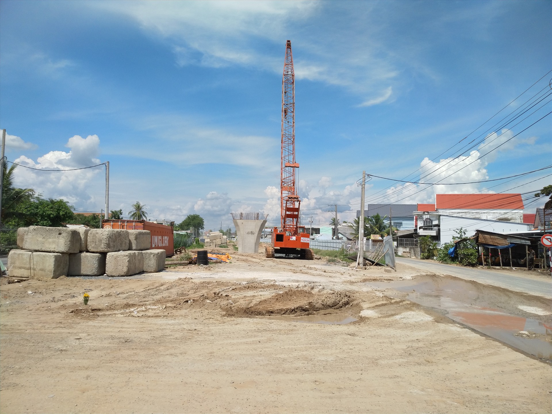 Thi công cầu vượt trên Quốc lộ 30 nơi giao với cao tốc Trung Lương - Mỹ Thuận. Ảnh: K.Q