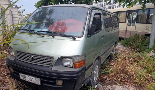 Chiếc xe ô tô đưa đón học sinh xảy ra vụ việc. Ảnh: DT