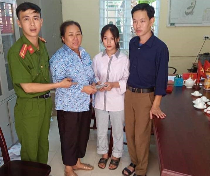 Em Khánh Nhung trao trả gần 40 triệu đồng cho người đánh rơi. Ảnh: Nhà trường cung cấp.