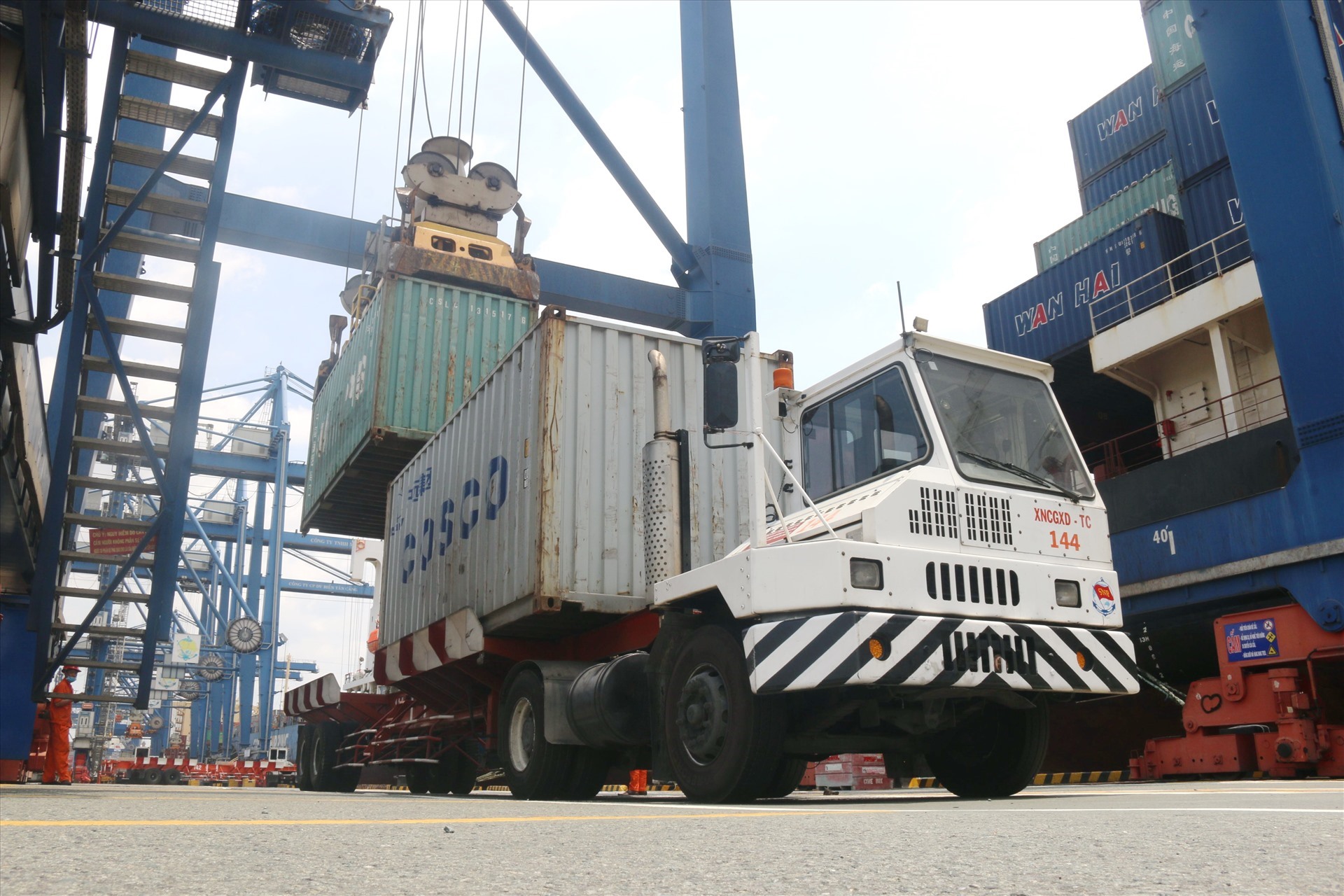 Xe container lấy hàng ở cảng Tân Cảng - Cát Lái. Ảnh: Minh Quân