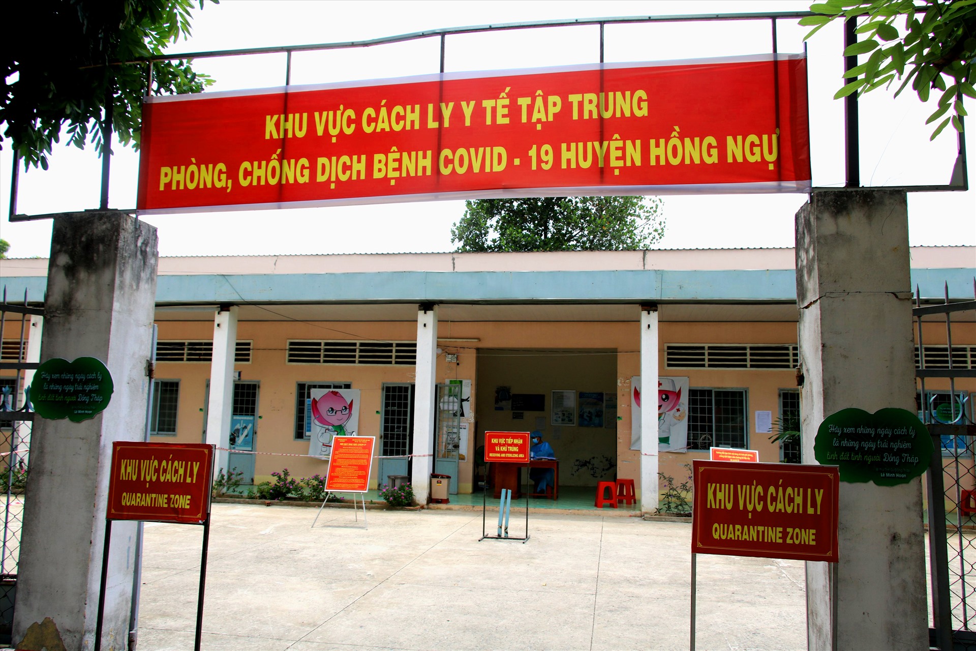 Bên ngoài điểm cách ly tập trung tại huyện Hồng Ngự. Ảnh: Văn Khương