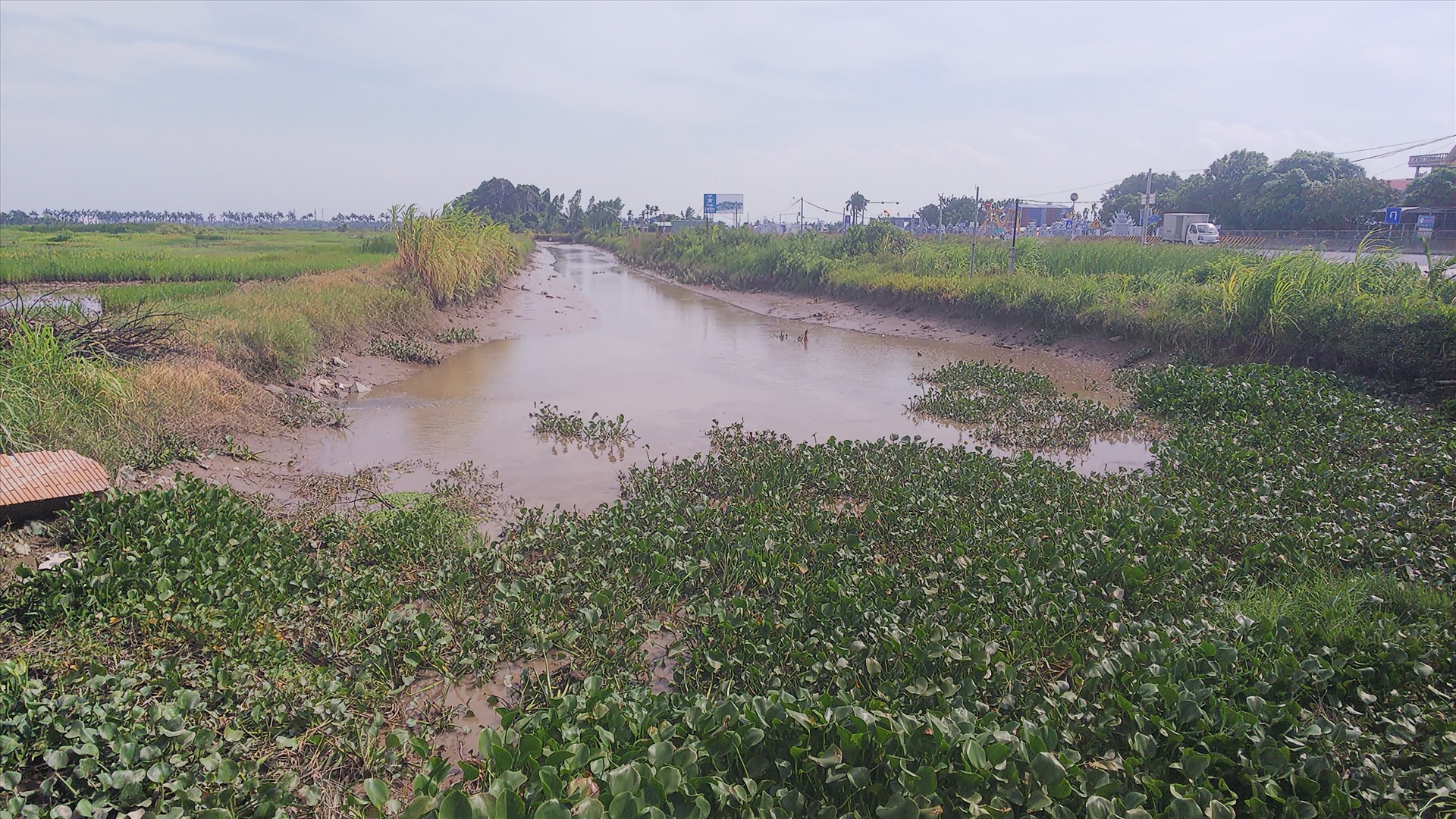 Nguồn nước thải sinh hoạt được cơ sở chế biến thành nước đóng bình, cung cấp ra thị trường hàng trăm bình mỗi ngày. Ảnh MD