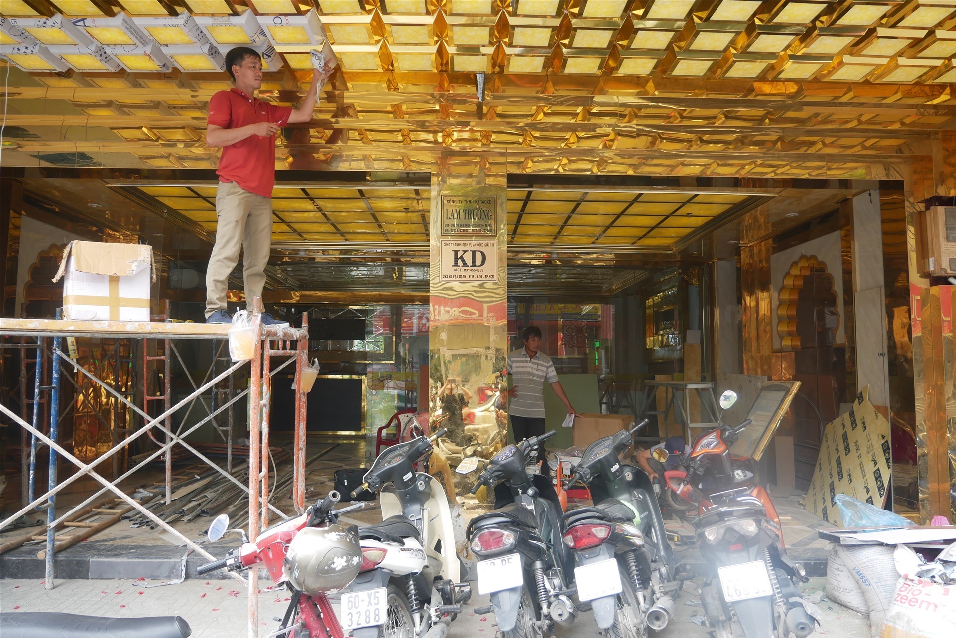 Việc hoạt động trở lại giúp giải tỏa được gánh nặng về lực lượng lao động, giải quyết được công ăn việc làm cho rất nhiều người nên ai cũng phấn khởi.